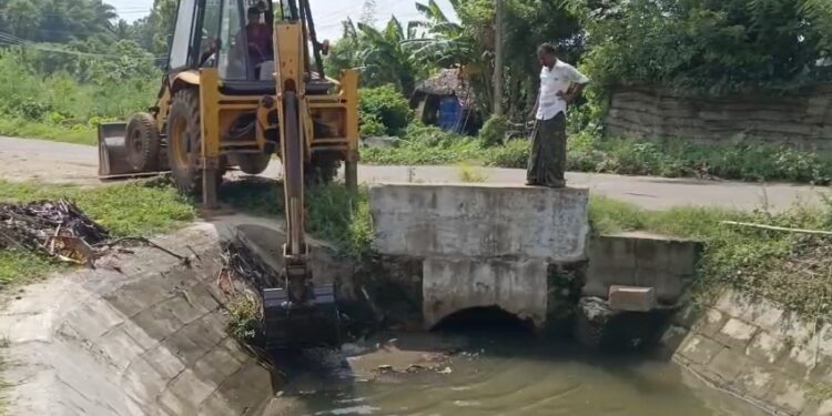 வலங்கைமான் அருகே ‘சாக்கடை’யாக மாறிய “சந்தன வாய்க்கால்”