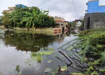 வேலூரில் மழை நீர் சூழ்ந்ததால் பள்ளிக்கு விடுமுறை