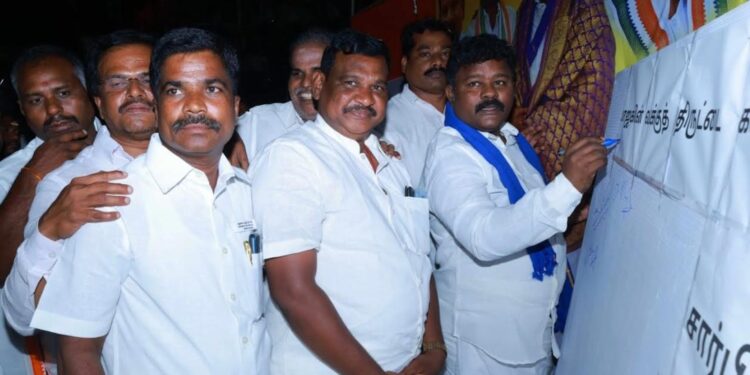 சேலத்தில் காங்கிரஸ் சார்பில் கையெழுத்து இயக்கம்