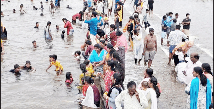 திடீர் சுற்றுலா தளமாக மாறிய வென்குன்றம் ஏரி