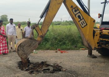 கரிவேடு ஊராட்சியில் புதிய தார் சாலை அமைக்கும் பணி தொடக்கம்