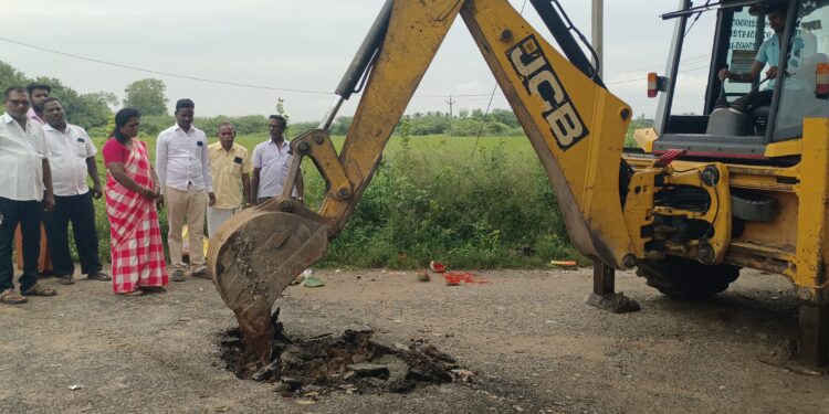 கரிவேடு ஊராட்சியில் புதிய தார் சாலை அமைக்கும் பணி தொடக்கம்