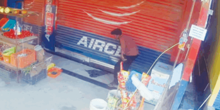 காட்பாடி காய்கனி விற்பனை நிலையத்தில் பட்டப் பகலில் திருட்டு முயற்சி