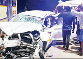 செங்கம் அருகே பஸ்- கார் மோதல்; 6 பேர் படுகாயம்