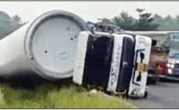 காற்றாலை இறக்கை ஏற்றி வந்த கன்டெய்னர் லாரி கவிழ்ந்தது