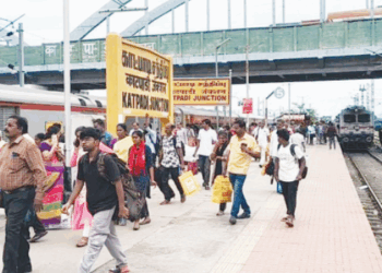 சென்னை செல்ல வேண்டிய விரைவு ரயில்கள் காட்பாடியுடன் நிறுத்தப்பட்டதால் பயணிகள் கடும் அவதி