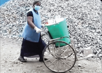 திண்டுக்கல் அரசு மருத்துவமனையில் நோயாளிகளுக்கு பயன்படுத்தும் வீல் சேர்களை குப்பை கொண்டு செல்ல பயன்படுத்தும் அவலம்