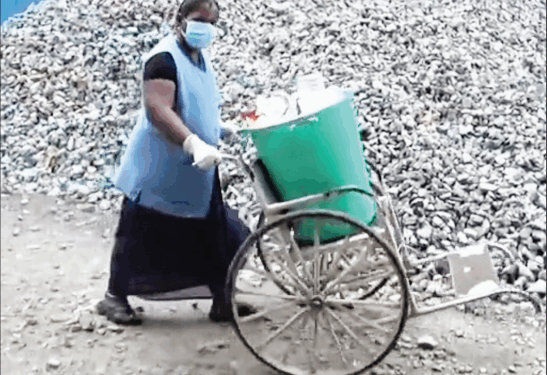 திண்டுக்கல் அரசு மருத்துவமனையில் நோயாளிகளுக்கு பயன்படுத்தும் வீல் சேர்களை குப்பை கொண்டு செல்ல பயன்படுத்தும் அவலம்