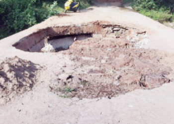 உடைந்த தரைப்பாலத்தை மீண்டும் கட்டித்தரக்கோரிக்கை