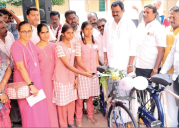 16 பள்ளிகளில் பயிலும் 2024 மாணவ, மாணவிகளுக்கு இலவச சைக்கிள்