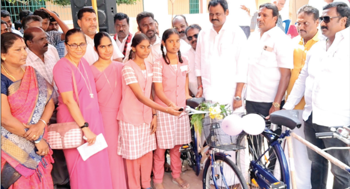 16 பள்ளிகளில் பயிலும் 2024 மாணவ, மாணவிகளுக்கு இலவச சைக்கிள்