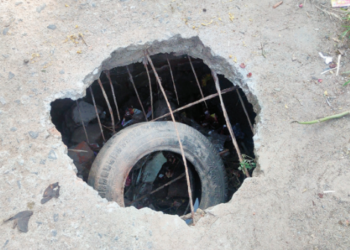 சாலையில் பள்ளம்; கண்டு கொள்ளாத ஊராட்சி நிர்வாகம்