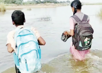 ஆற்றை கடந்து பள்ளிக்கு செல்லும் மாணவர்கள்