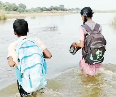 ஆற்றை கடந்து பள்ளிக்கு செல்லும் மாணவர்கள்