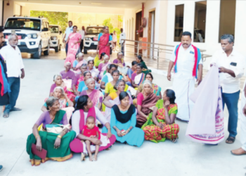 திருப்பத்தூர் ஆட்சியரிடம் புகார் கொடுக்க கைக்குழந்தைகளுடன் காத்திருந்த பெண்கள்