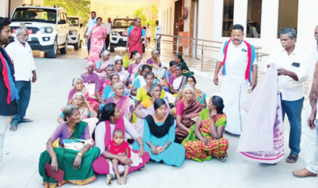 திருப்பத்தூர் ஆட்சியரிடம் புகார் கொடுக்க கைக்குழந்தைகளுடன் காத்திருந்த பெண்கள்