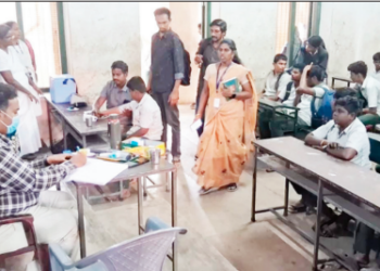 வேலூர் பள்ளியில் மதிய உணவு சாப்பிட்ட 97 மாணவர்கள் வாந்தி-மயக்கம்