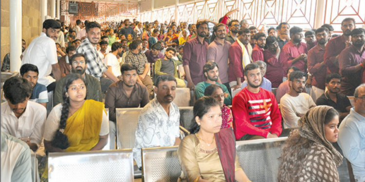 அண்ணாமலையார் கோயிலில் 4 மணி நேரம் காத்திருந்து பக்தர்கள் சாமி தரிசனம்