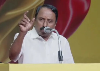 தூங்கிக்கொண்டிருப்பவர்கள் காதில் விசில் அடிக்காதீர்கள்