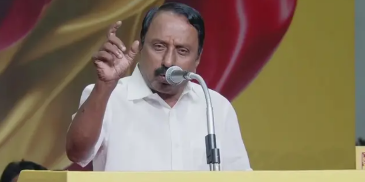 தூங்கிக்கொண்டிருப்பவர்கள் காதில் விசில் அடிக்காதீர்கள்