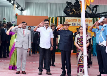 சென்னை மெரினா கடற்கரையில் நடந்த விழாவில்: தேசியக்கொடி ஏற்றினார் கவர்னர் ரவி