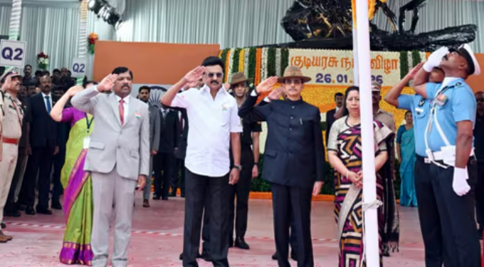 சென்னை மெரினா கடற்கரையில் நடந்த விழாவில்: தேசியக்கொடி ஏற்றினார் கவர்னர் ரவி