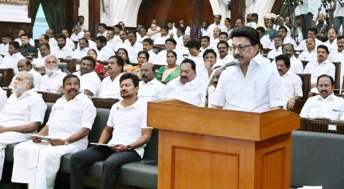 தேசிய கீதத்தை பாடாமல் தமிழ்த்தாய் வாழ்த்து பாடியதற்கு எதிர்ப்பு: சட்டசபையில் இருந்து உரையை படிக்காமல் ஆளுநர் வெளிநடப்பு