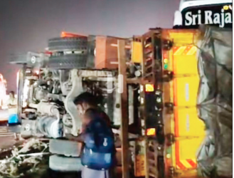 உளுந்தூர்பேட்டை அருகே கவிழ்ந்து கிடந்த லாரி மீது 3 சொகுசு பேருந்துகள் மோதல்; 10 பேர் படுகாயம்