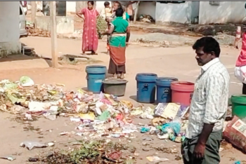பேட்டரி வாகனம் பழுதானதால் குப்பைகளை சாலையில் கொட்டி தூய்மைப் பணியாளர்கள் போராட்டம்