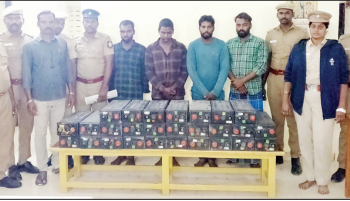 செல்போன் டவரில் பேட்டரி திருடியவர்கள் கைது