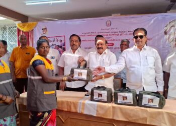 ஆம்பூர் நகராட்சியில் 323 தூய்மைப் பணியாளர்களுக்கு காலை உணவு