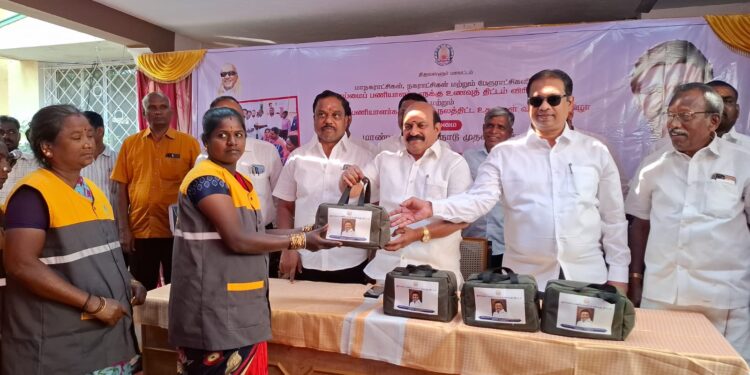 ஆம்பூர் நகராட்சியில் 323 தூய்மைப் பணியாளர்களுக்கு காலை உணவு