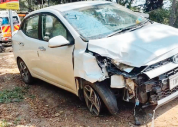 திருவாரூர் அருகே கார்கள் நேருக்கு நேர் மோதல்