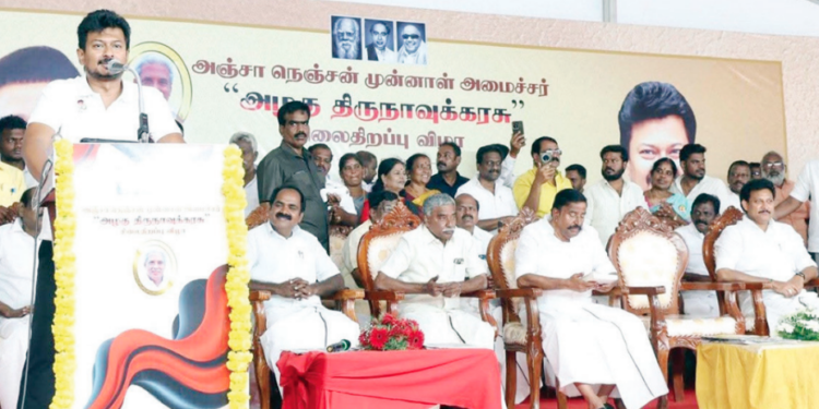 “மகளிருக்கு ரூ.5000 வழங்கிய முதல்-அமைச்சர் கையைப் பிடித்து பொதுமக்கள் நன்றி தெரிவித்து வருகின்றனர்”