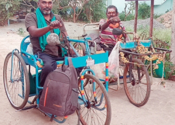 தஞ்சையில் இருந்து பழனிக்கு 3 சக்கர சைக்கிளில் செல்லும் மாற்றுத்திறனாளி பக்தர்கள்