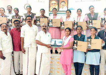 செஞ்சியில் 698 கல்லூரி மாணவர்களுக்கு மடிக்கணினி