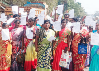 “பட்டா இங்கே, இடம் எங்கே?” விருத்தாசலம் தாலுகா அலுவலகம் முன்பு பொதுமக்கள் சாலை மறியல்