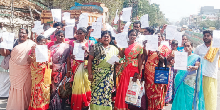 “பட்டா இங்கே, இடம் எங்கே?” விருத்தாசலம் தாலுகா அலுவலகம் முன்பு பொதுமக்கள் சாலை மறியல்