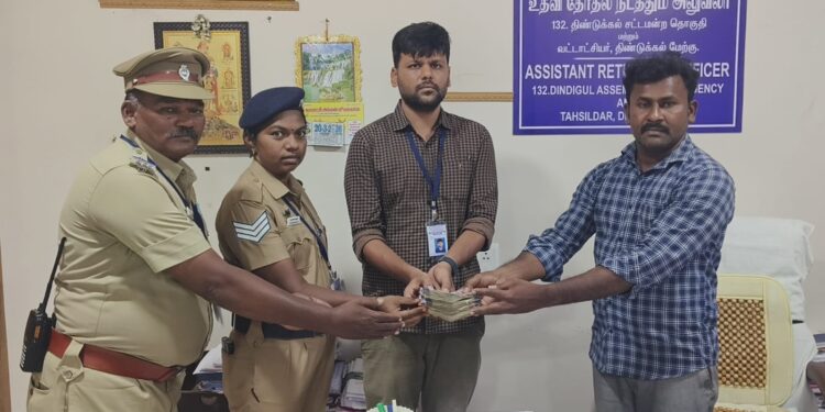திண்டுக்கல்: ஆவணங்களின்றி காரில் கொண்டு சென்ற ₹91,500 பறிமுதல்