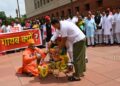 ராமர் கோயில் காணிக்கை திருட்டு: நாடாளுமன்ற வளாகத்தில் எதிர்க்கட்சிகளின் நூதன போராட்டம்