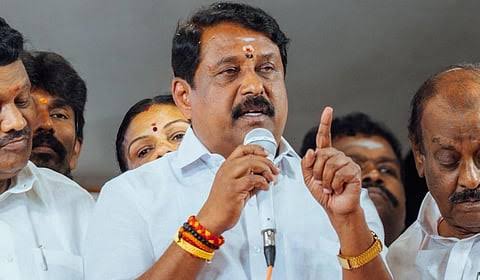பருவமழைக்கு முன்பே ஏரி, குளங்களைத் தூர்வார வேண்டும்